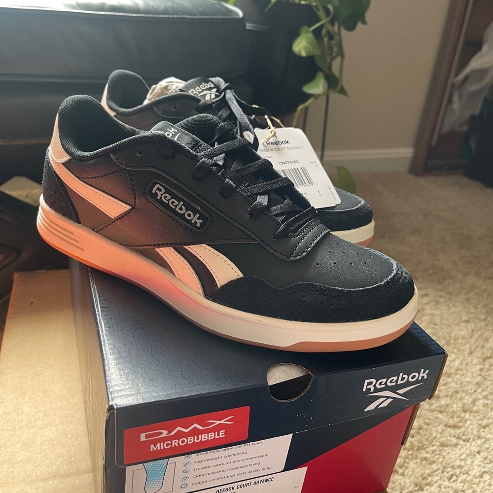 Reebok Men's/Women’s Black and White Sneakers Unisex 7.5 W /6M
